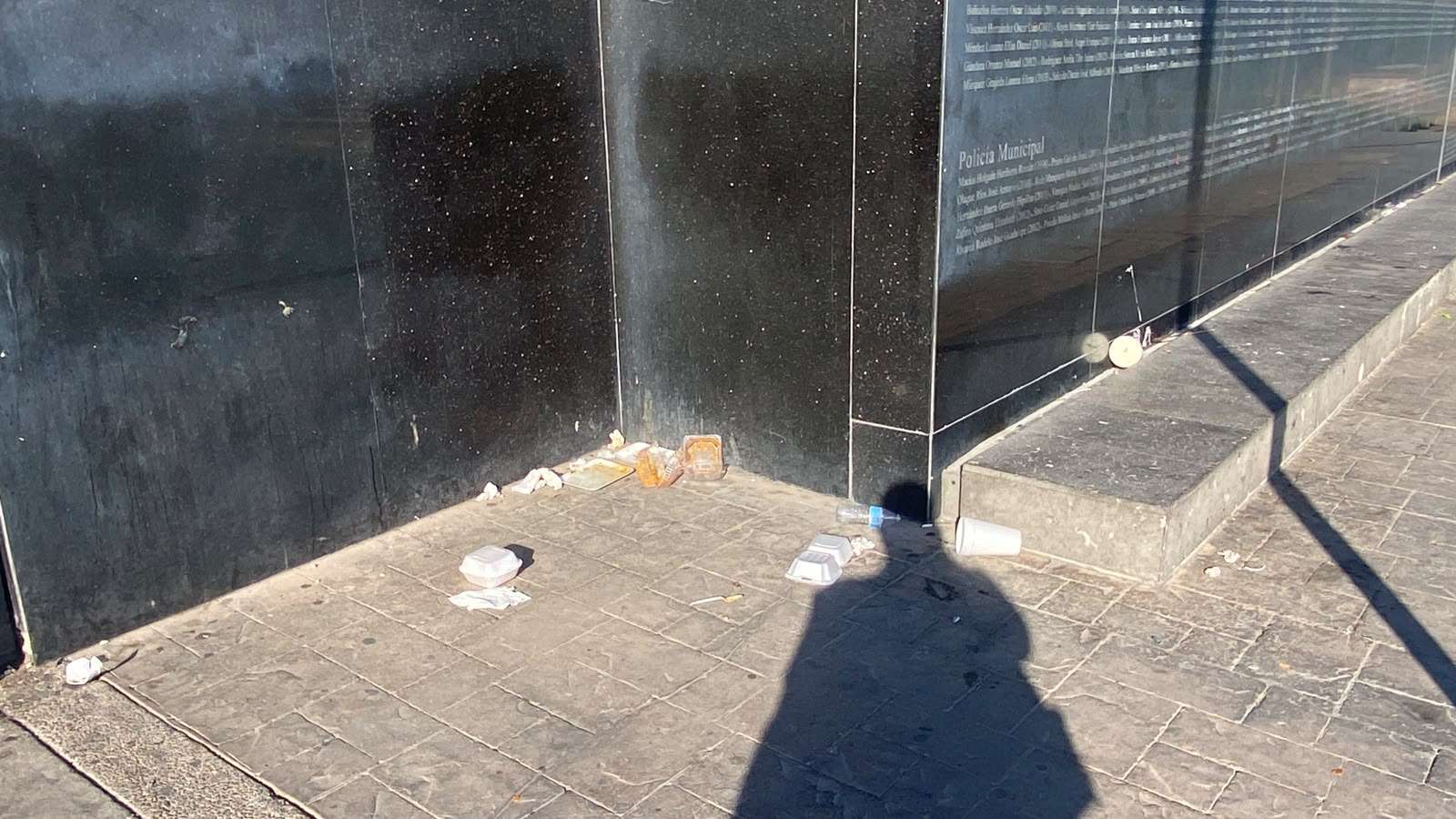 Amanecen fuentes danzarinas llenas de basura