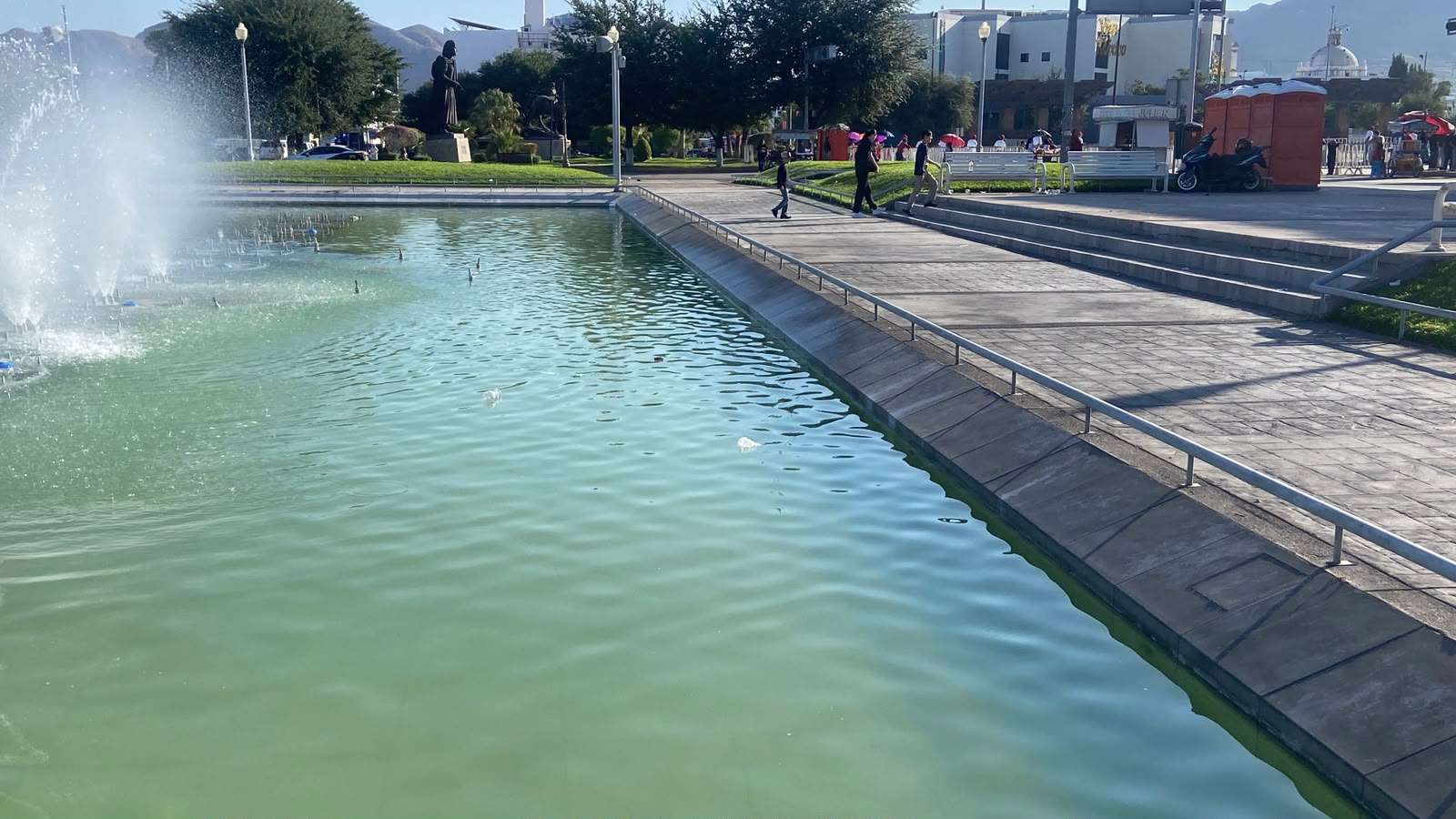 Amanecen fuentes danzarinas llenas de basura