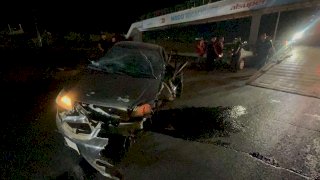 Destroza su auto al chocar contra poste y resulta herido