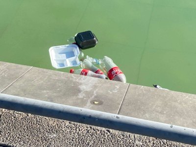 Amanecen fuentes danzarinas llenas de basura 