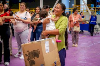 Entregan más de 100 carriolas a mamás del programa +Vida