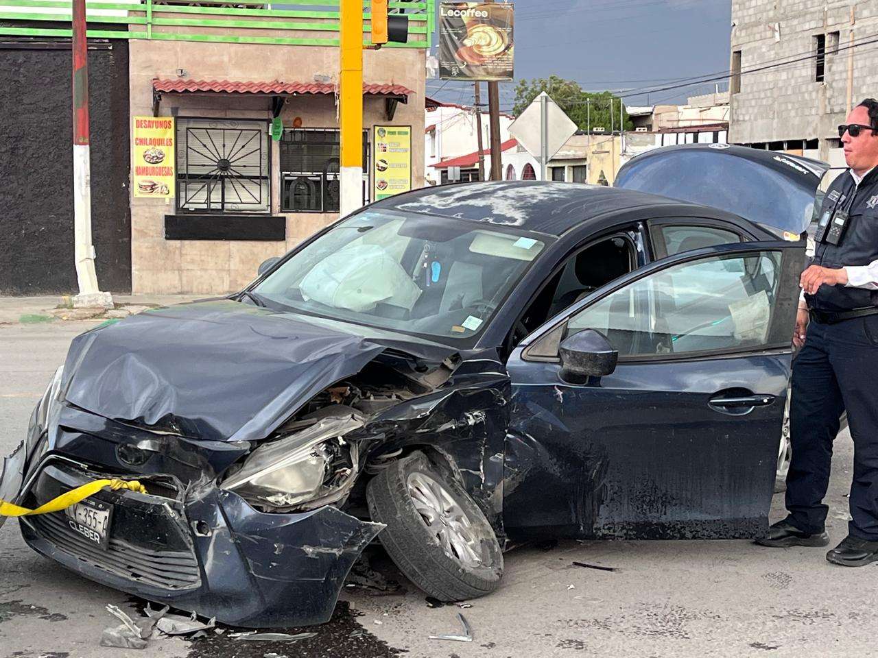 Conductor se pasa dos semáforos y provoca choque múltiple en la Insurgentes 