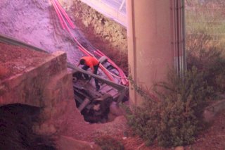 Salen ilesas cinco jóvenes tras volcar y caer 7 metros en el Perijuv 