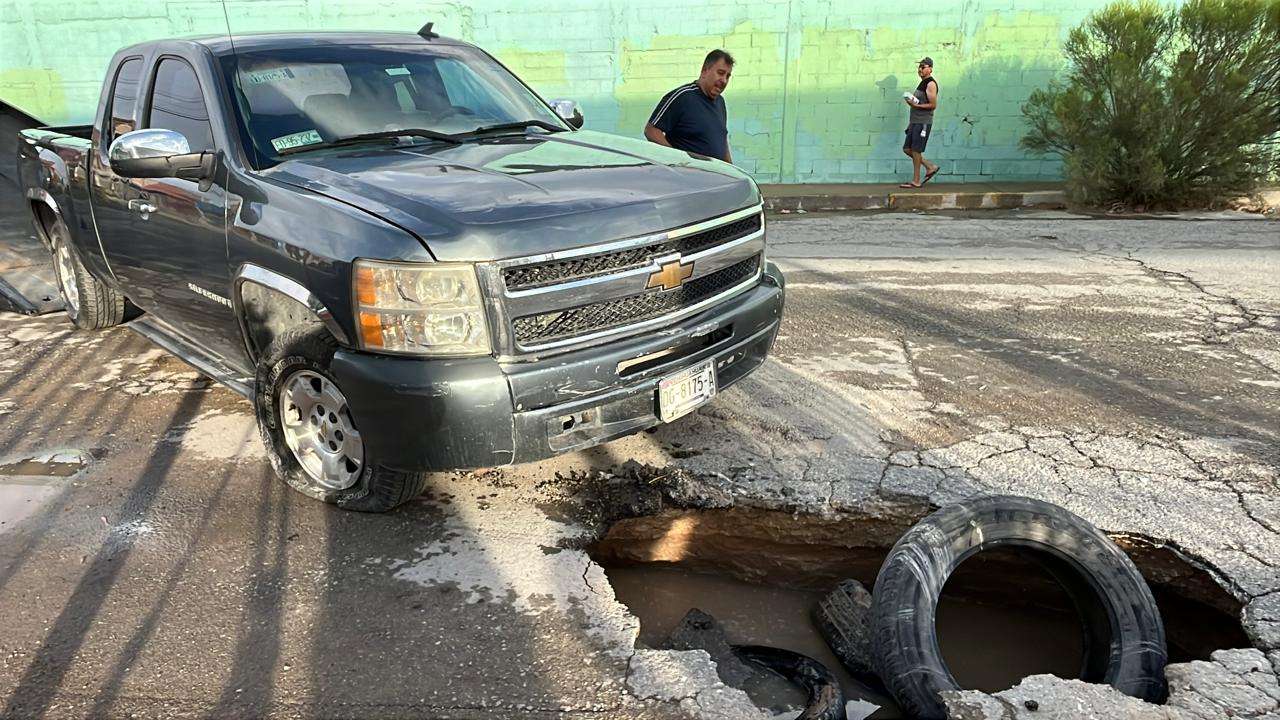 Cae camioneta en socavón frente a escuela de la colonia Morelos