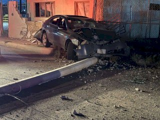 Se estrellan jóvenes ebrios contra escuela; derriban barda y poste