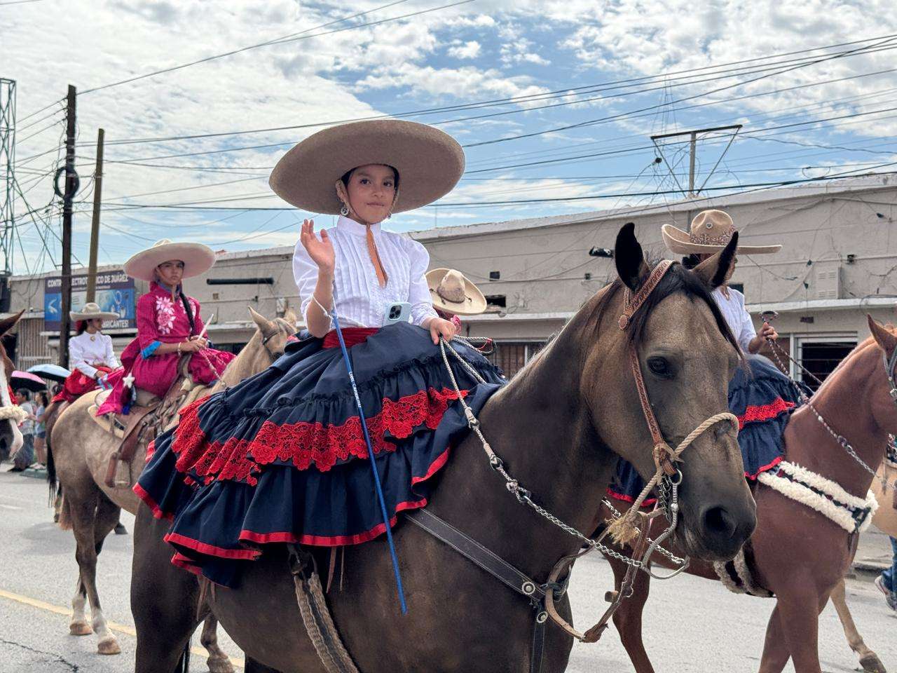 Toman familias la insurgentes para ver el desfile 
