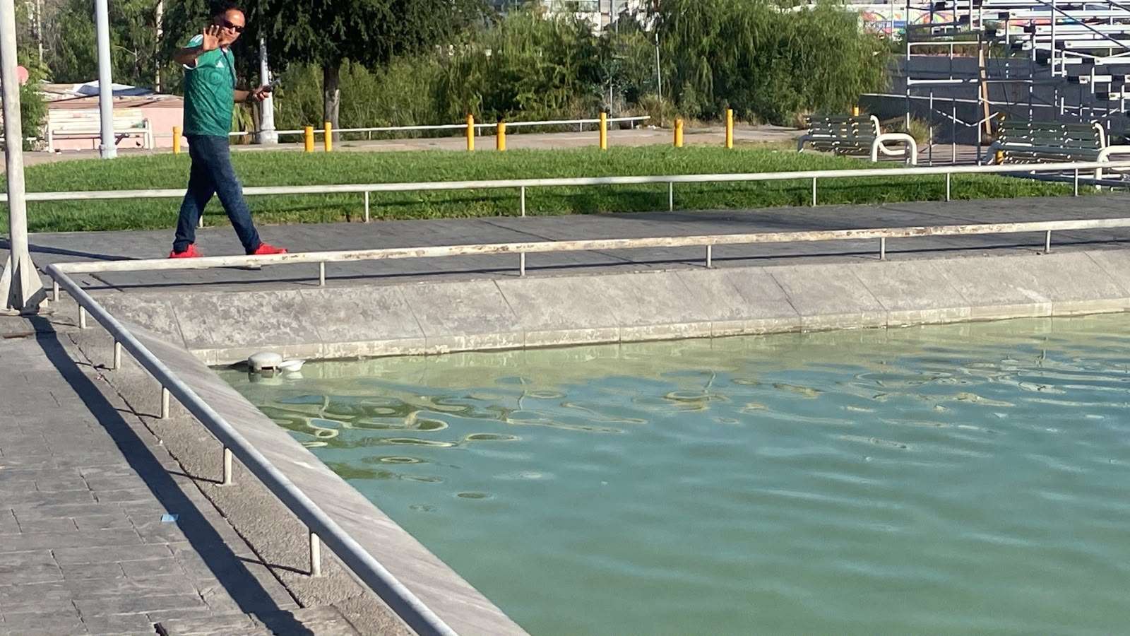 Amanecen fuentes danzarinas llenas de basura