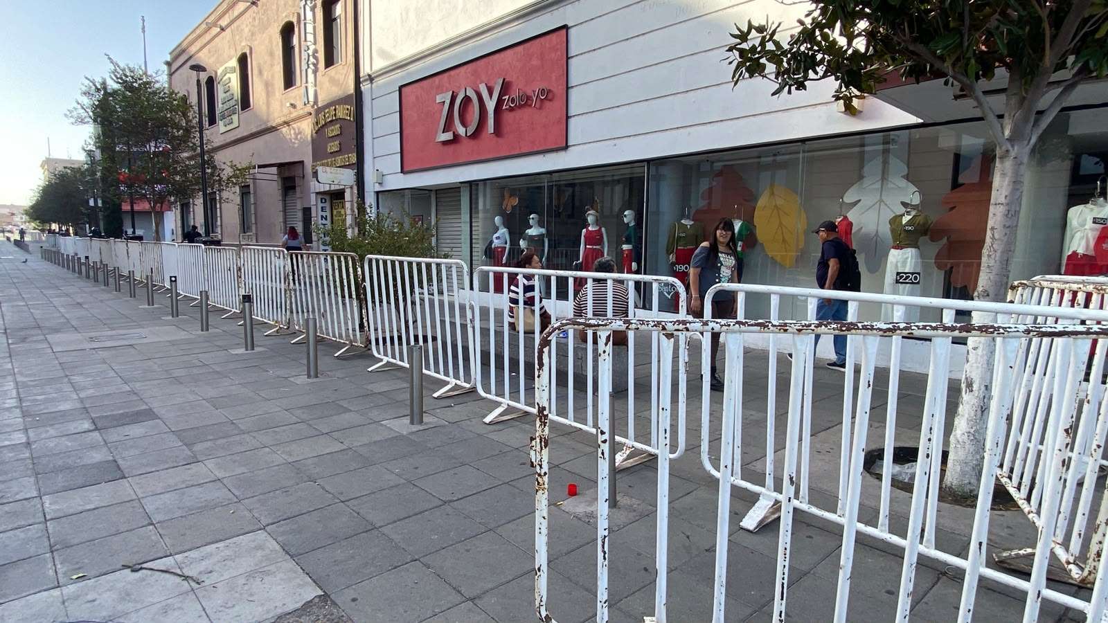 Dejan vallas del Grito en calles del centro; afectan paso peatonal