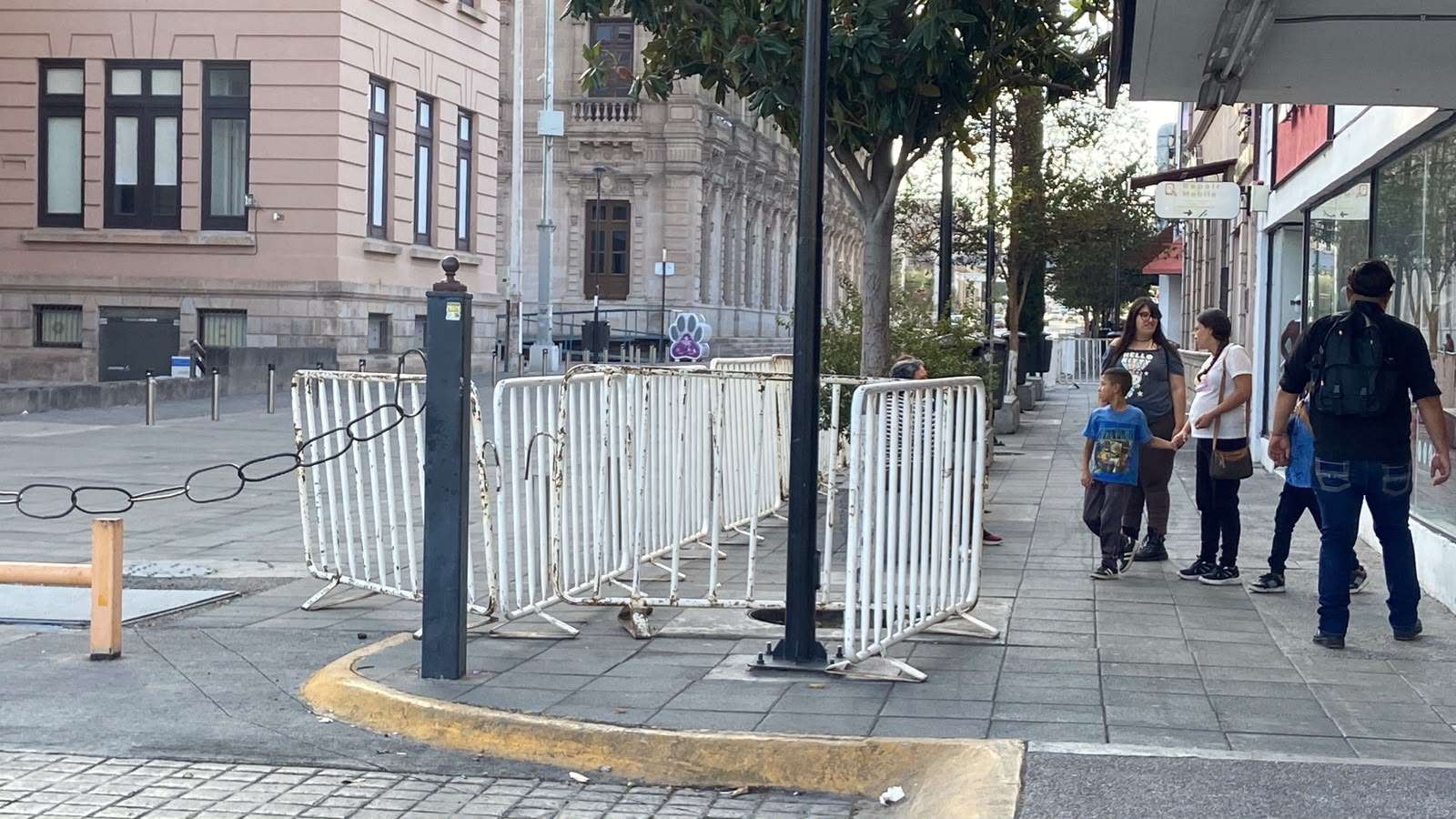 Dejan vallas del Grito en calles del centro; afectan paso peatonal