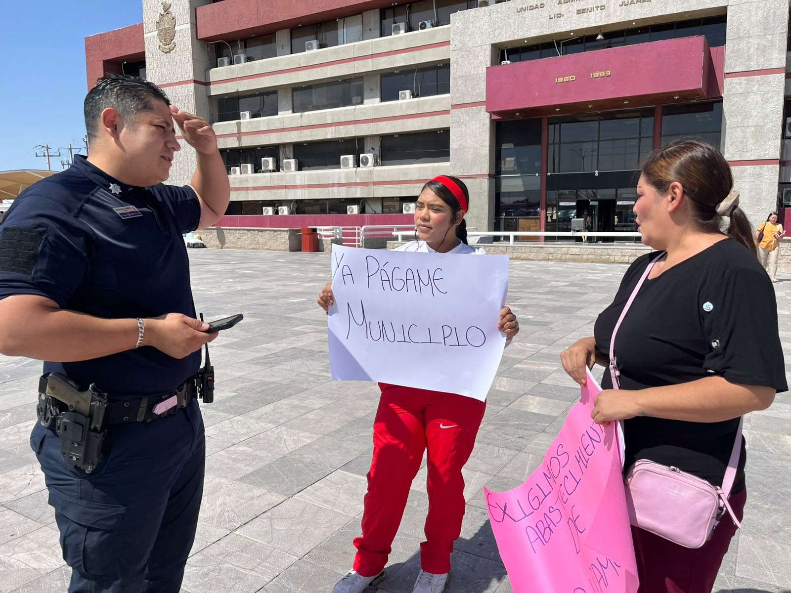 Denuncian pensionados falta de cobertura médica y trabas administrativas en Municipio 