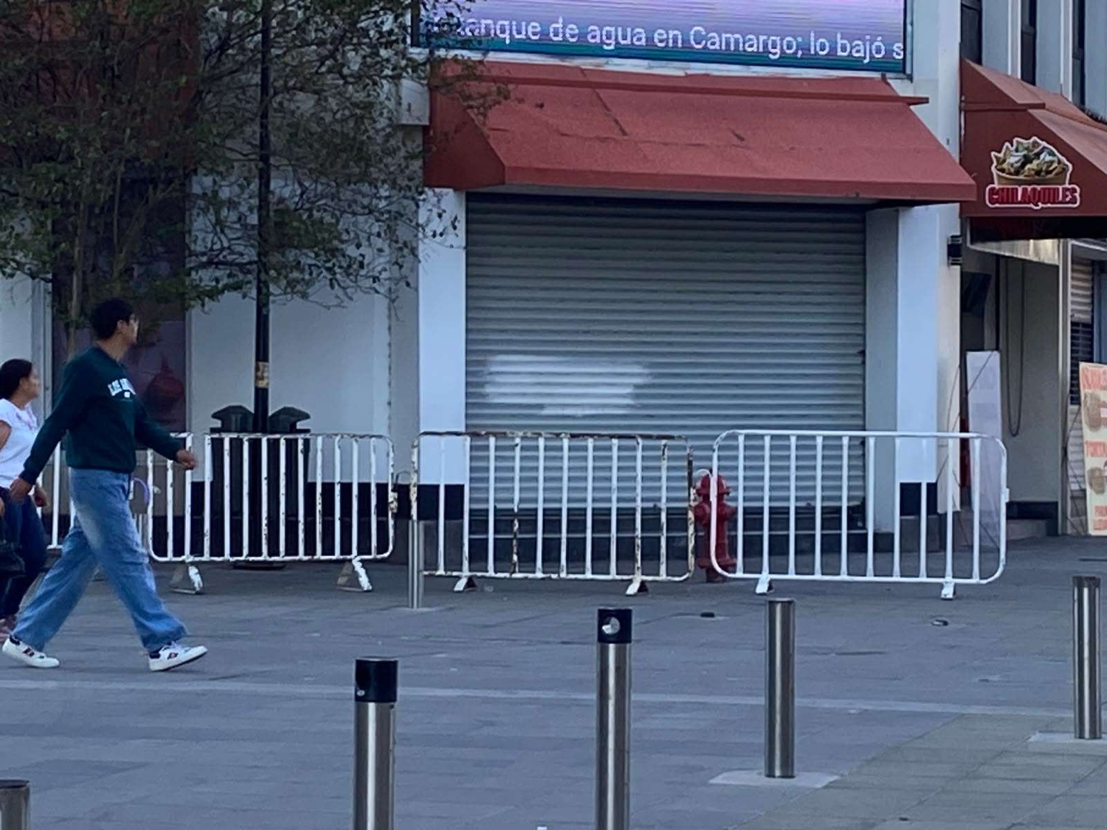 Dejan vallas del Grito en calles del centro; afectan paso peatonal