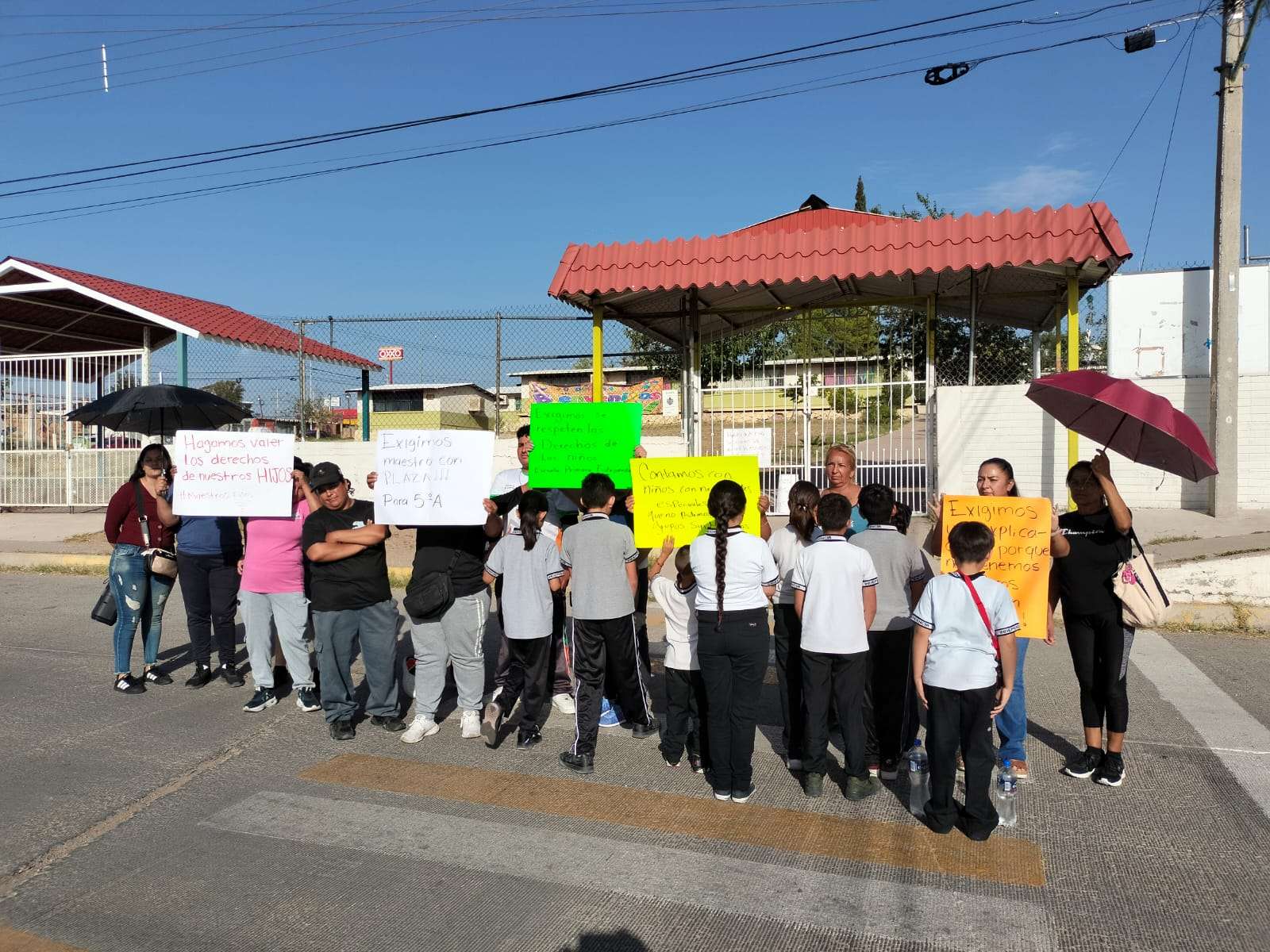 Cierran padres la Primaria Independencia por falta de maestros