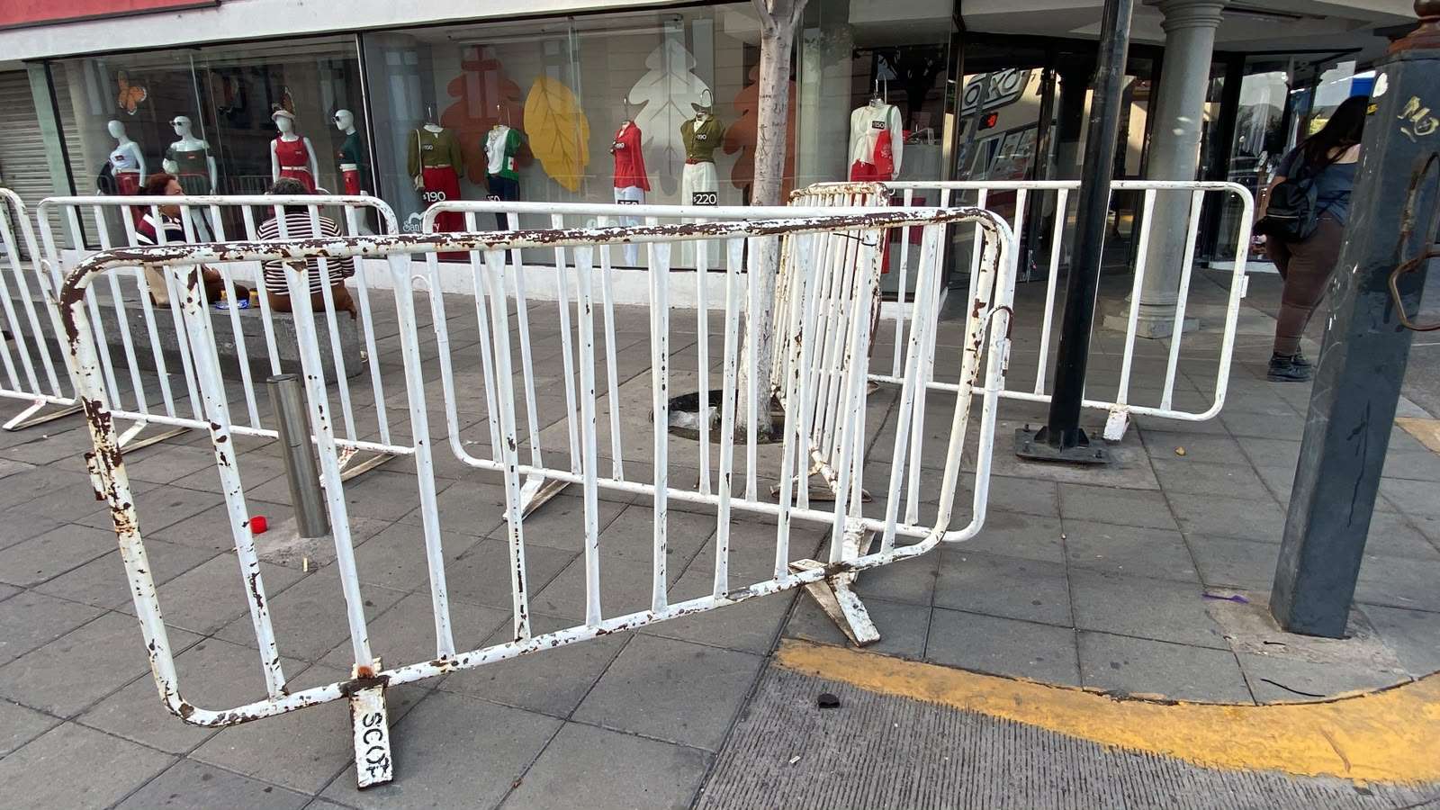 Dejan vallas del Grito en calles del centro; afectan paso peatonal