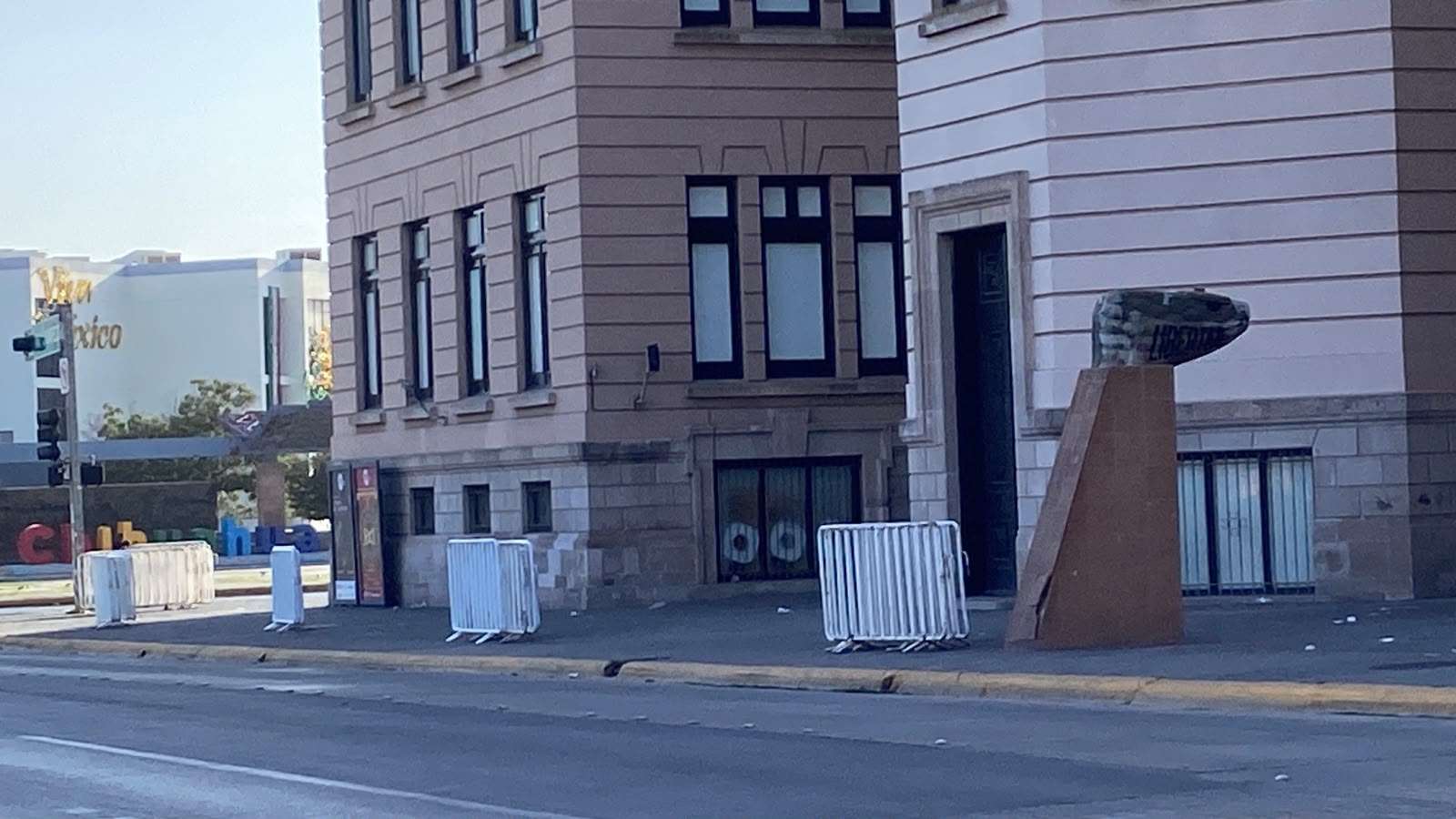 Dejan vallas del Grito en calles del centro; afectan paso peatonal