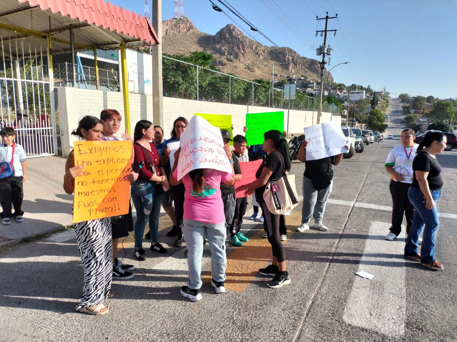 Cierran padres la Primaria Independencia por falta de maestros