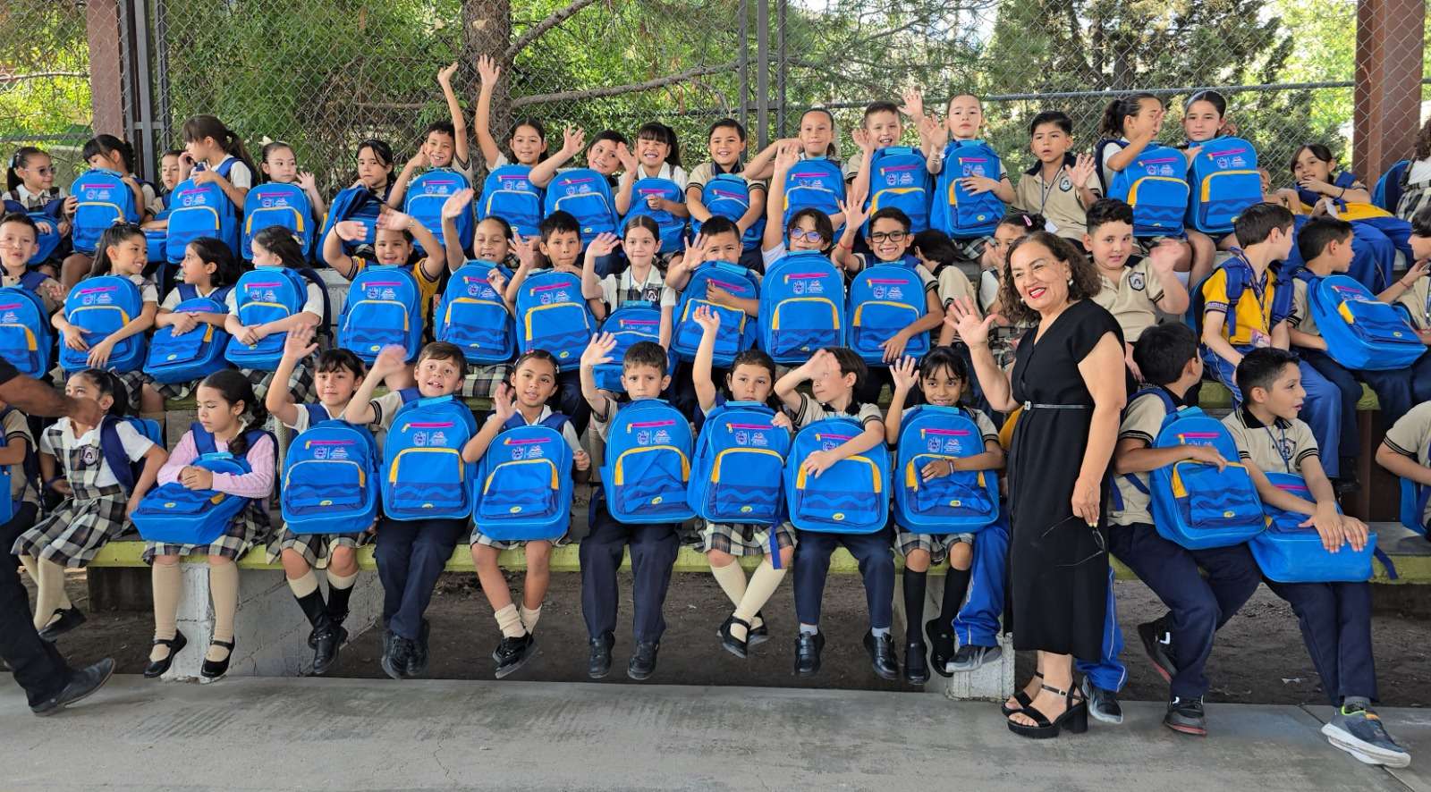Continúan entrega de Mi Bolsa Escolar en escuelas de la Capital