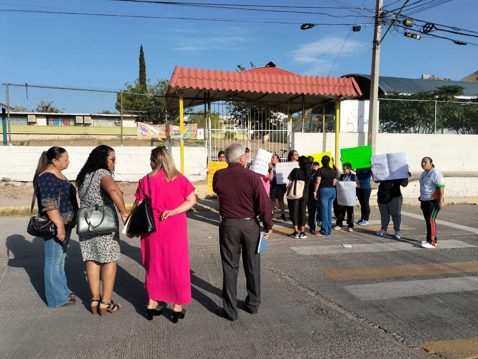 Cierran padres la Primaria Independencia por falta de maestros