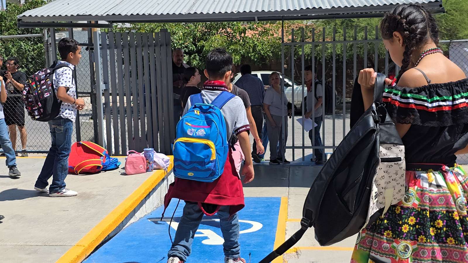 Continúan entrega de Mi Bolsa Escolar en escuelas de la Capital