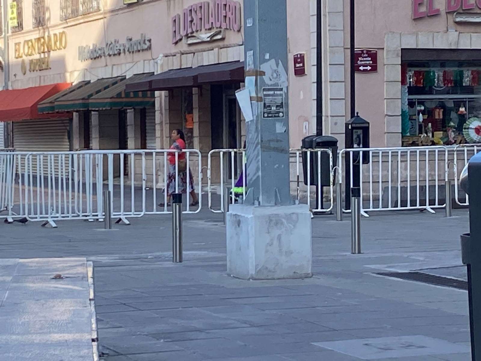 Dejan vallas del Grito en calles del centro; afectan paso peatonal
