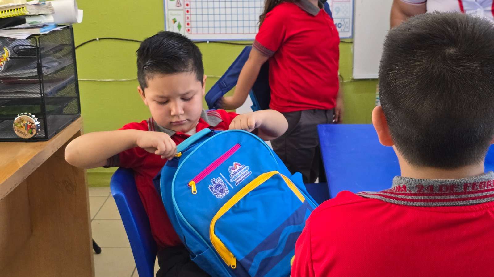 Continúan entrega de Mi Bolsa Escolar en escuelas de la Capital