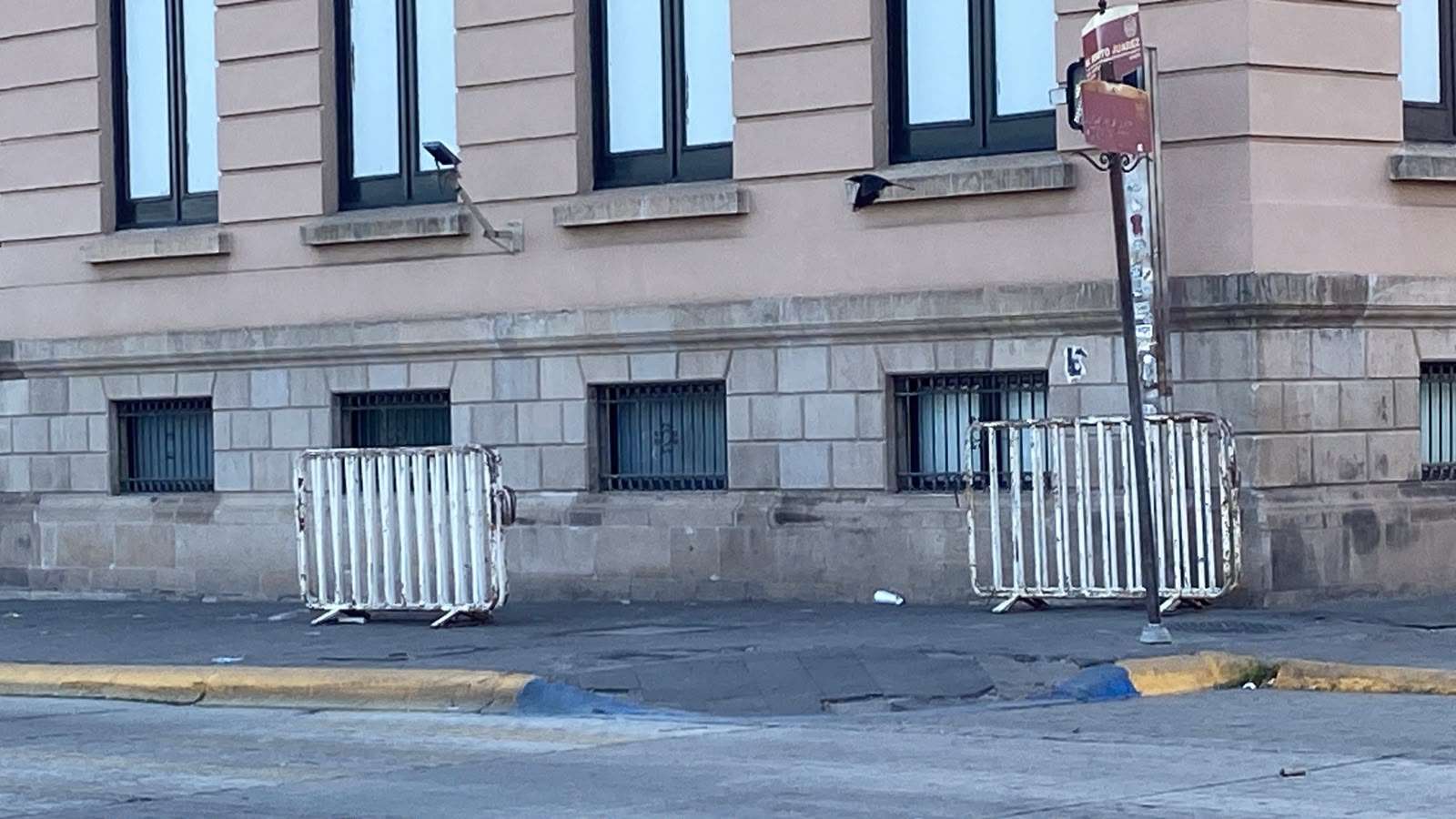 Dejan vallas del Grito en calles del centro; afectan paso peatonal