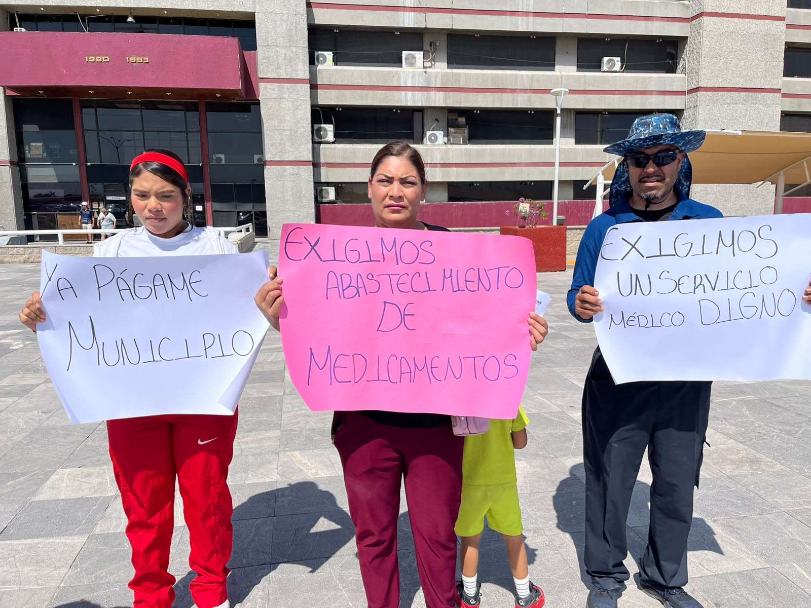 Denuncian pensionados falta de cobertura médica y trabas administrativas en Municipio 