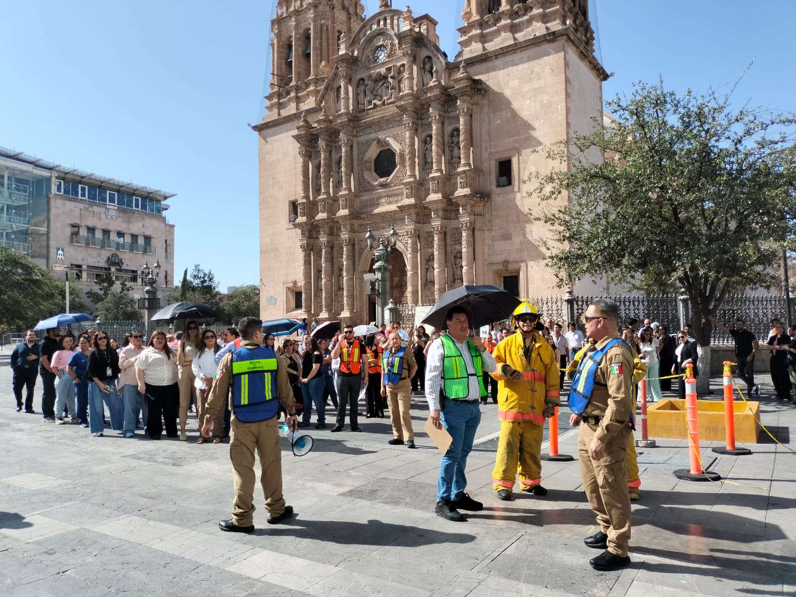 Realiza Congreso simulacro sísmico; evacúan a 260 empleados 