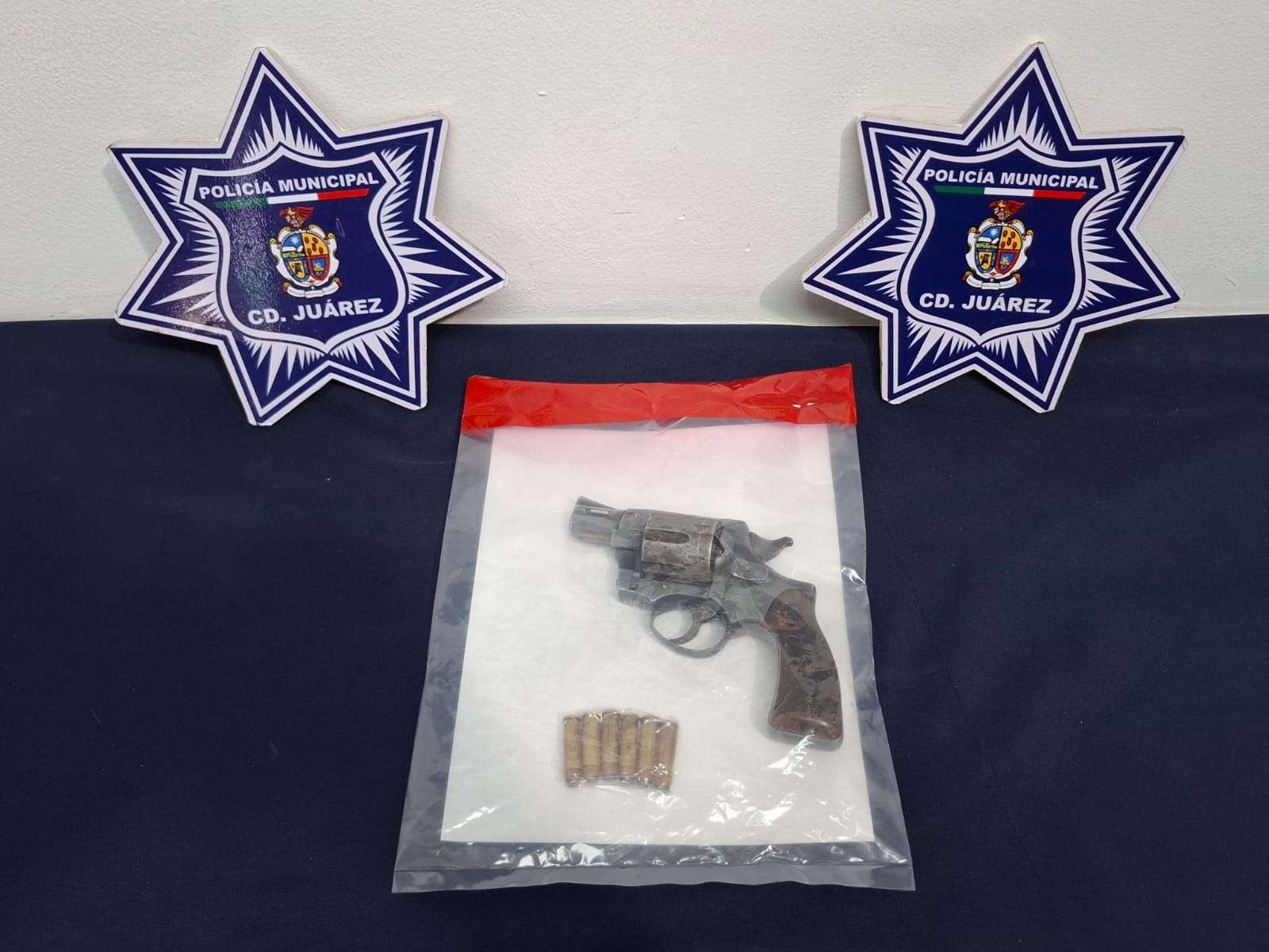 Detienen a dos con un revolver
