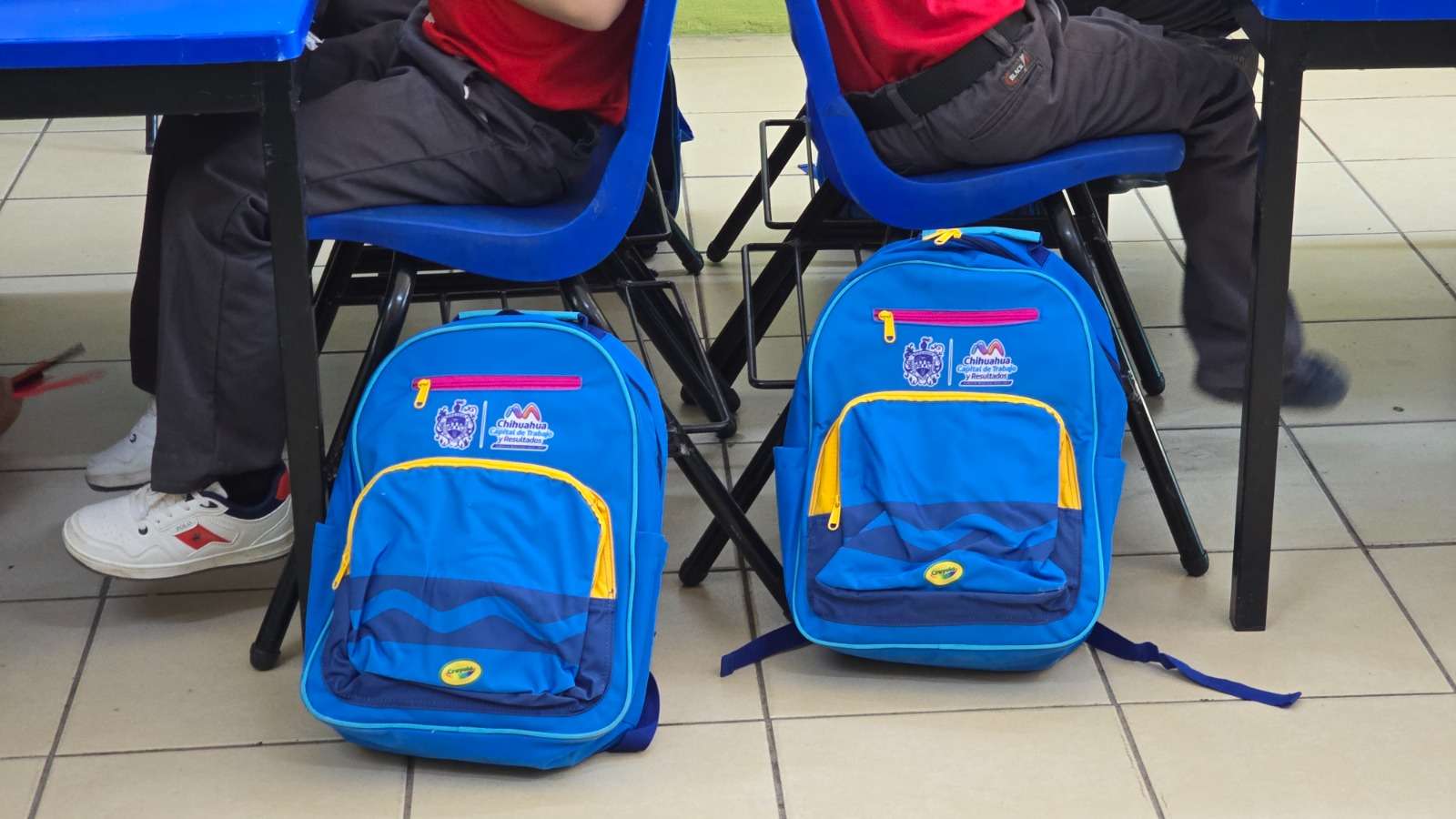Continúan entrega de Mi Bolsa Escolar en escuelas de la Capital