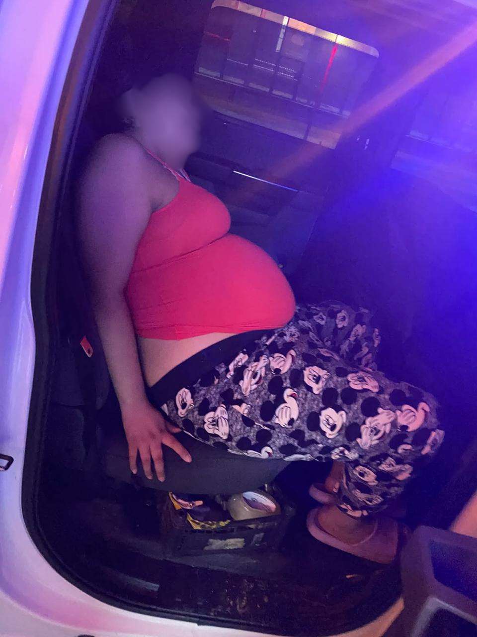 Ayudan municipales a mujer en labor de parto a llegar al hospital
