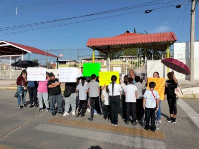 Cierran padres la Primaria Independencia por falta de maestros