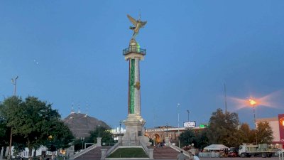 Luce sin su iluminación habitual la Plaza del Ángel