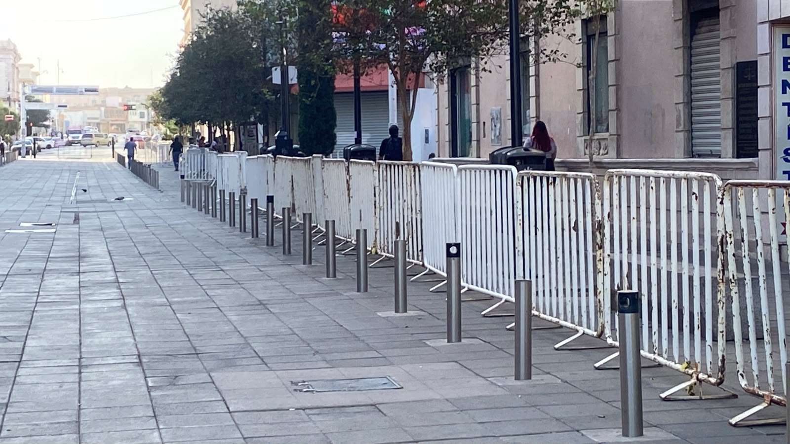 Dejan vallas del Grito en calles del centro; afectan paso peatonal