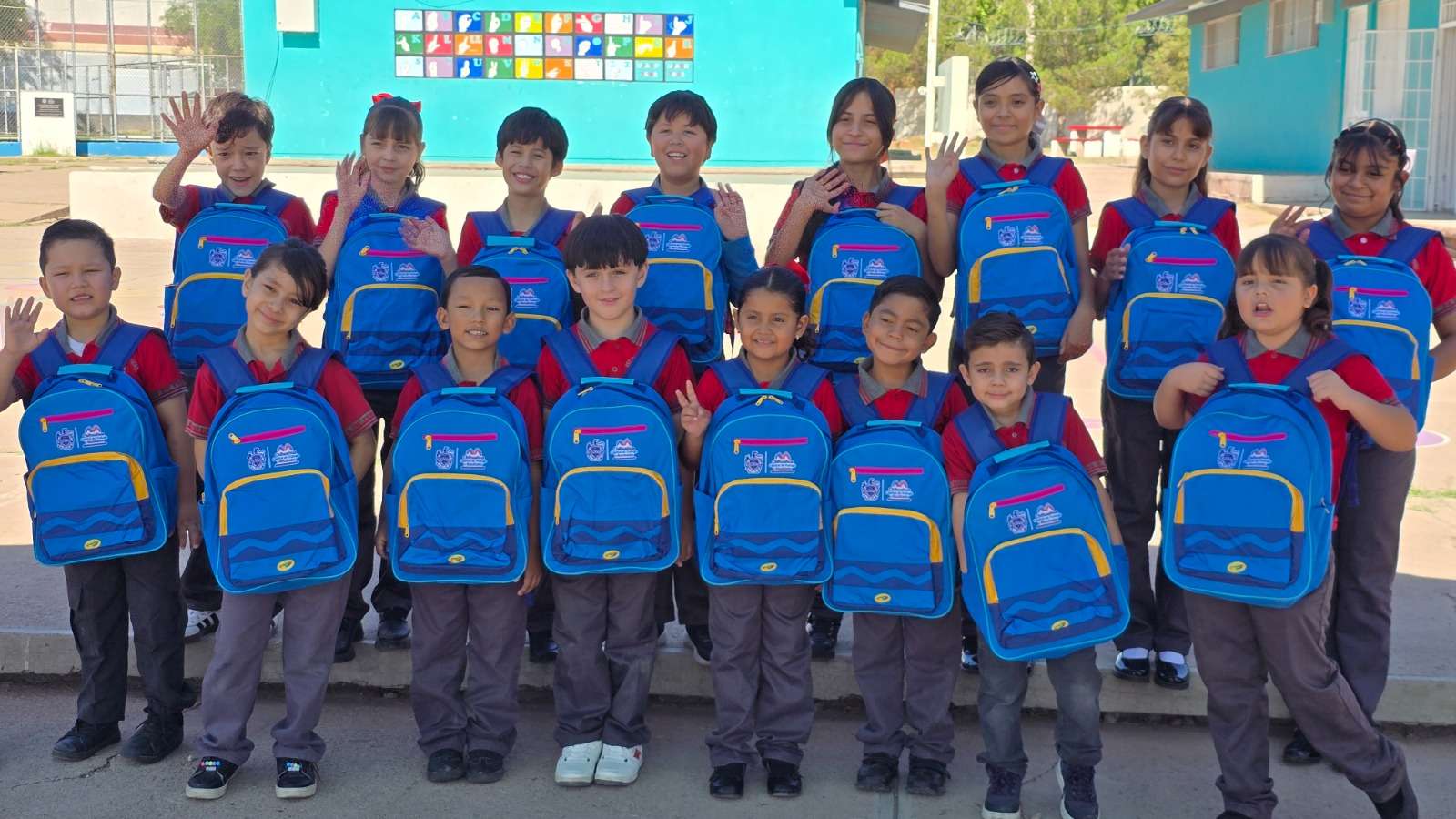 Continúan entrega de Mi Bolsa Escolar en escuelas de la Capital