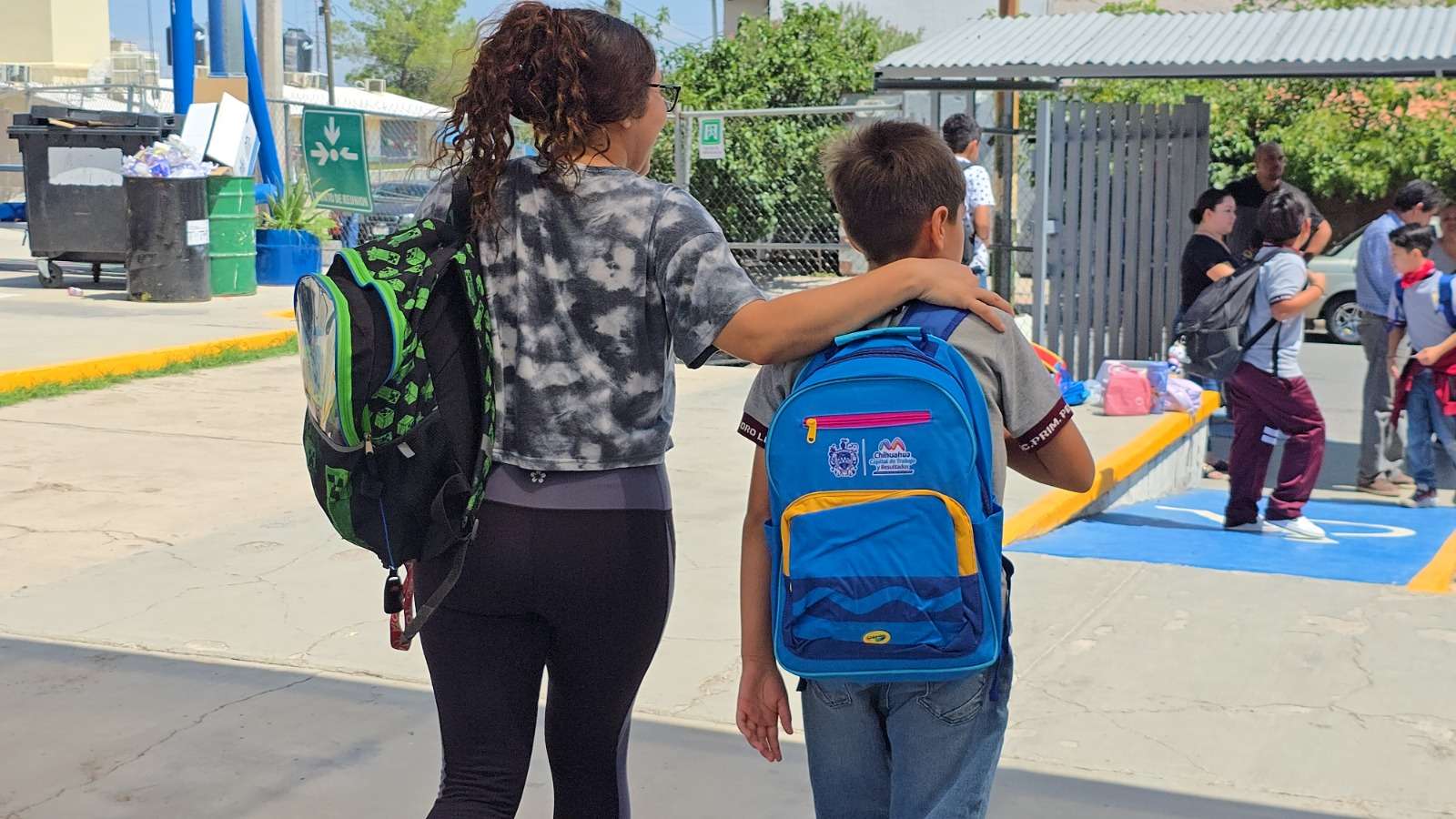Continúan entrega de Mi Bolsa Escolar en escuelas de la Capital