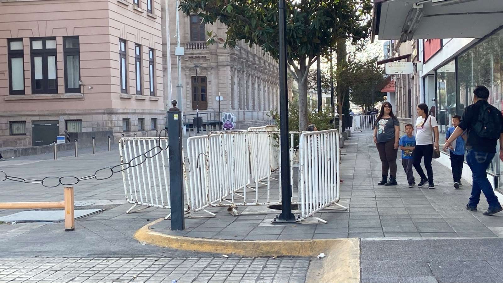 Dejan vallas del Grito en calles del centro; afectan paso peatonal