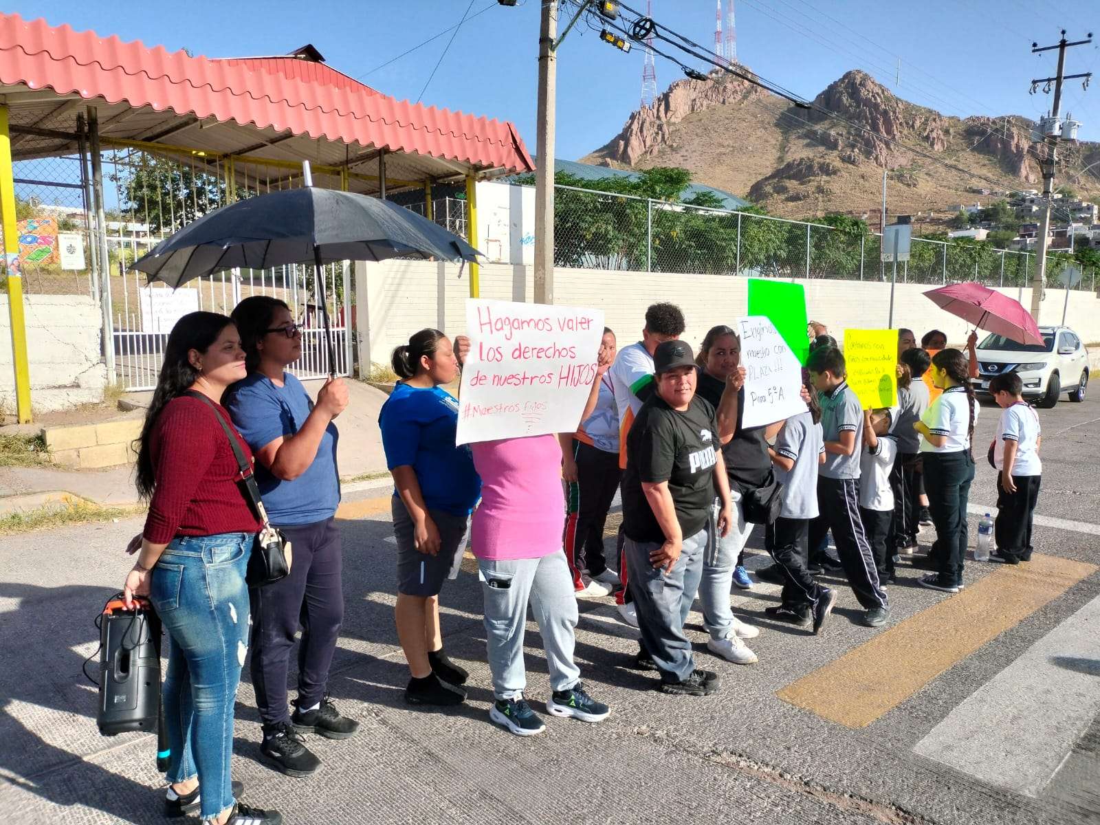 Cierran padres la Primaria Independencia por falta de maestros