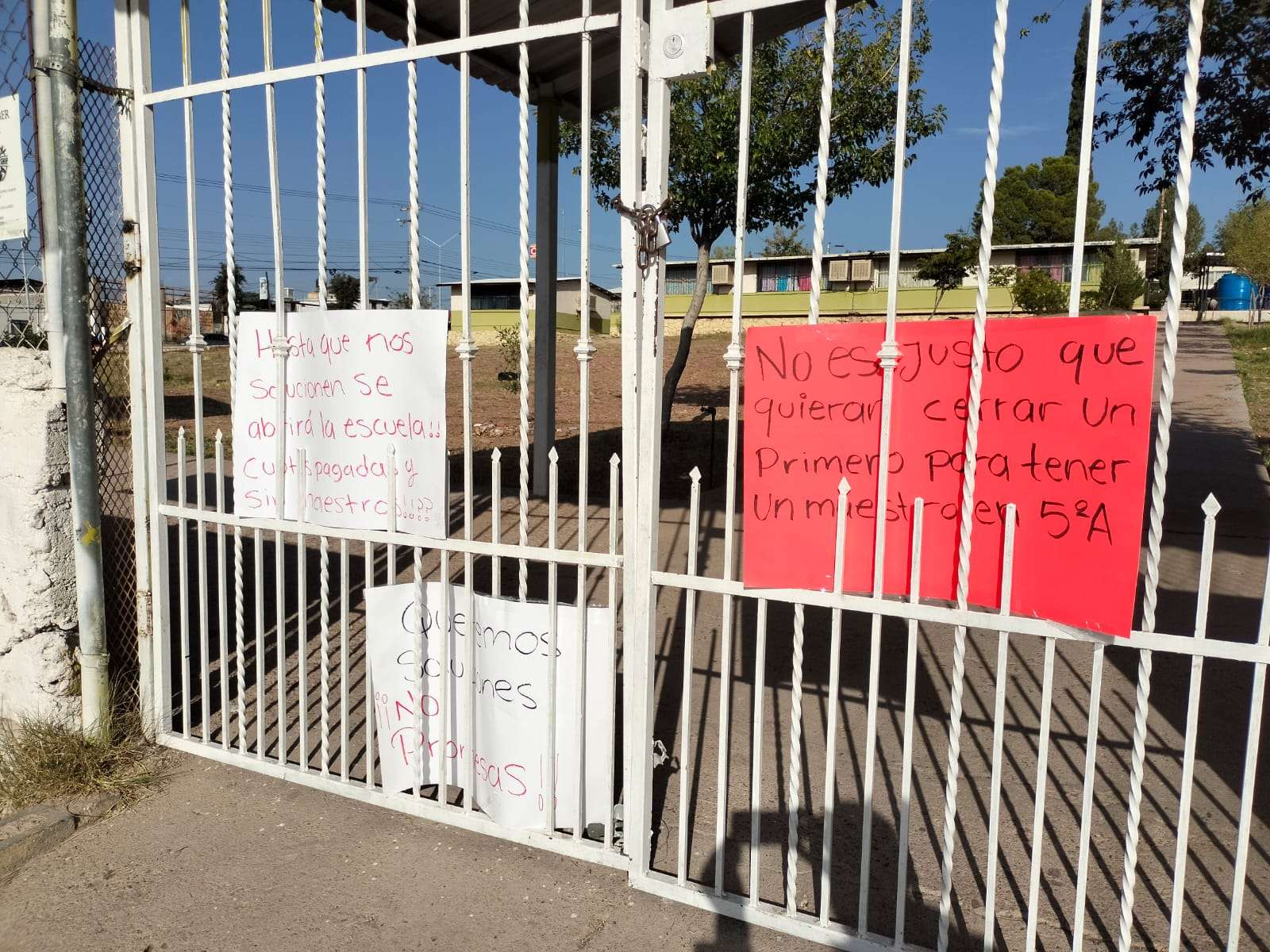Cierran padres la Primaria Independencia por falta de maestros