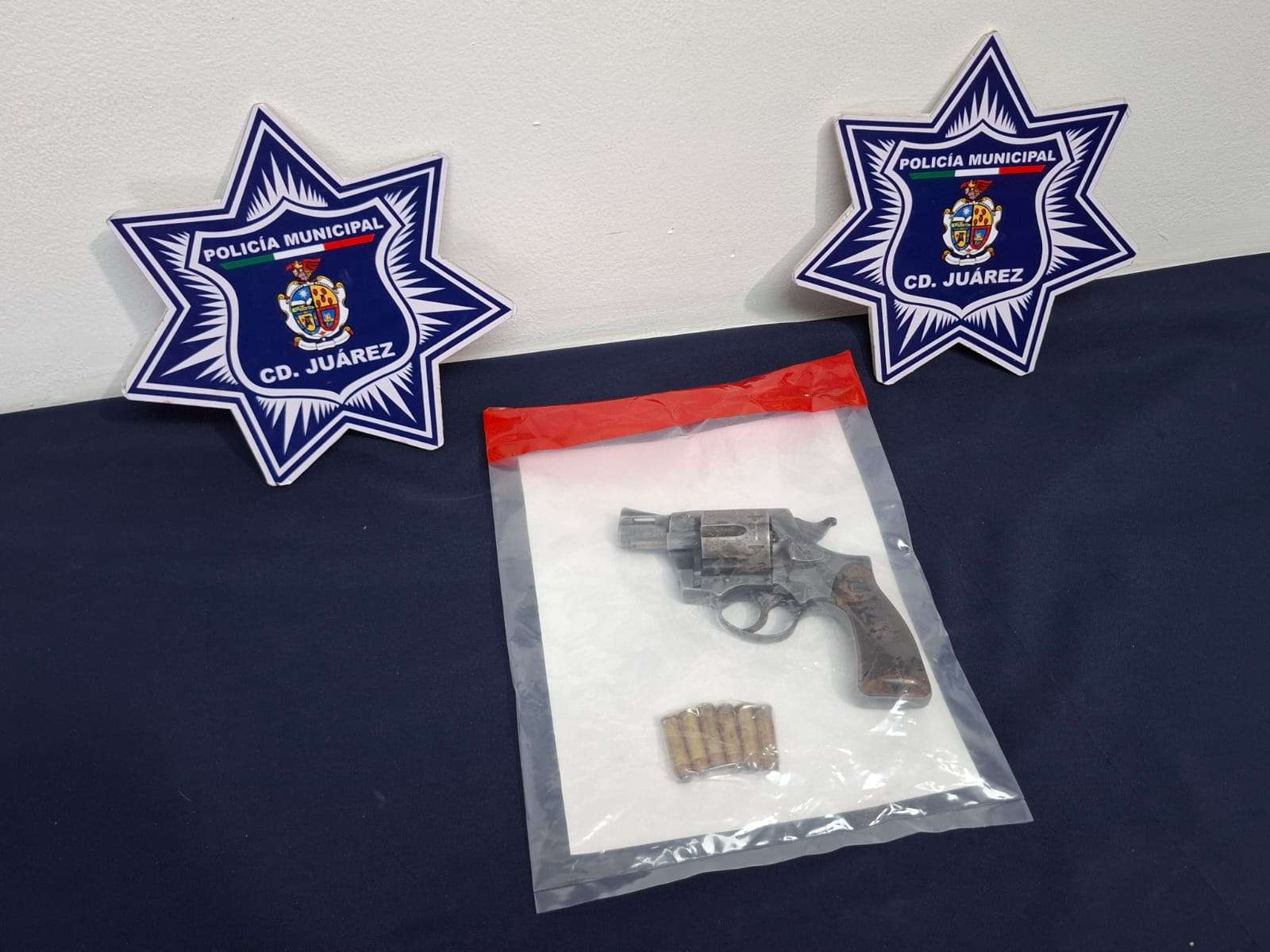 Detienen a dos con un revolver