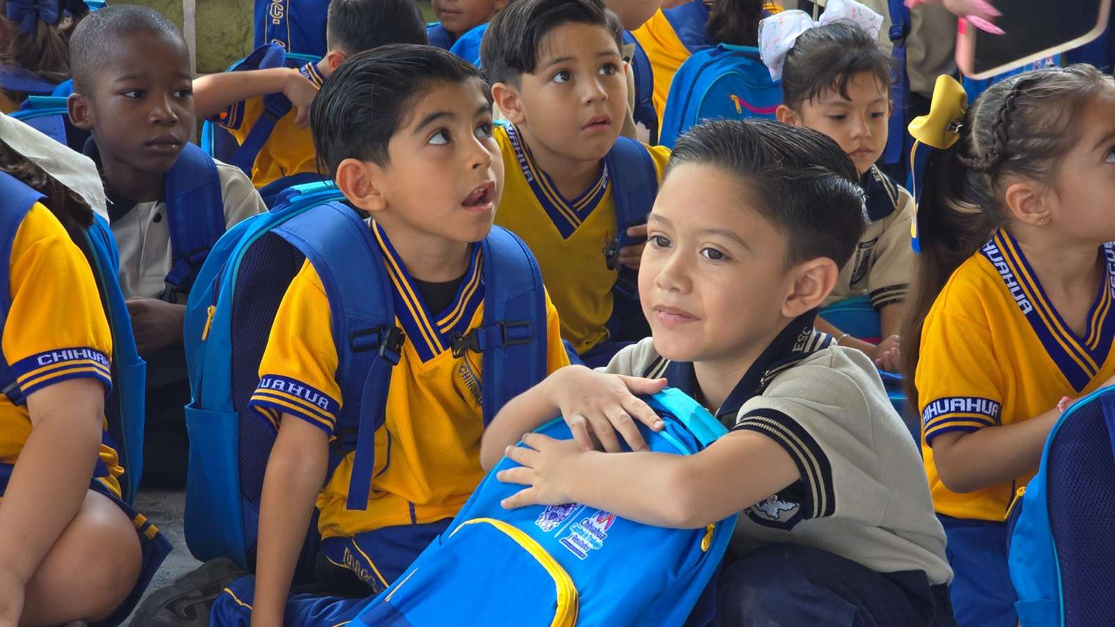 Continúan entrega de Mi Bolsa Escolar en escuelas de la Capital