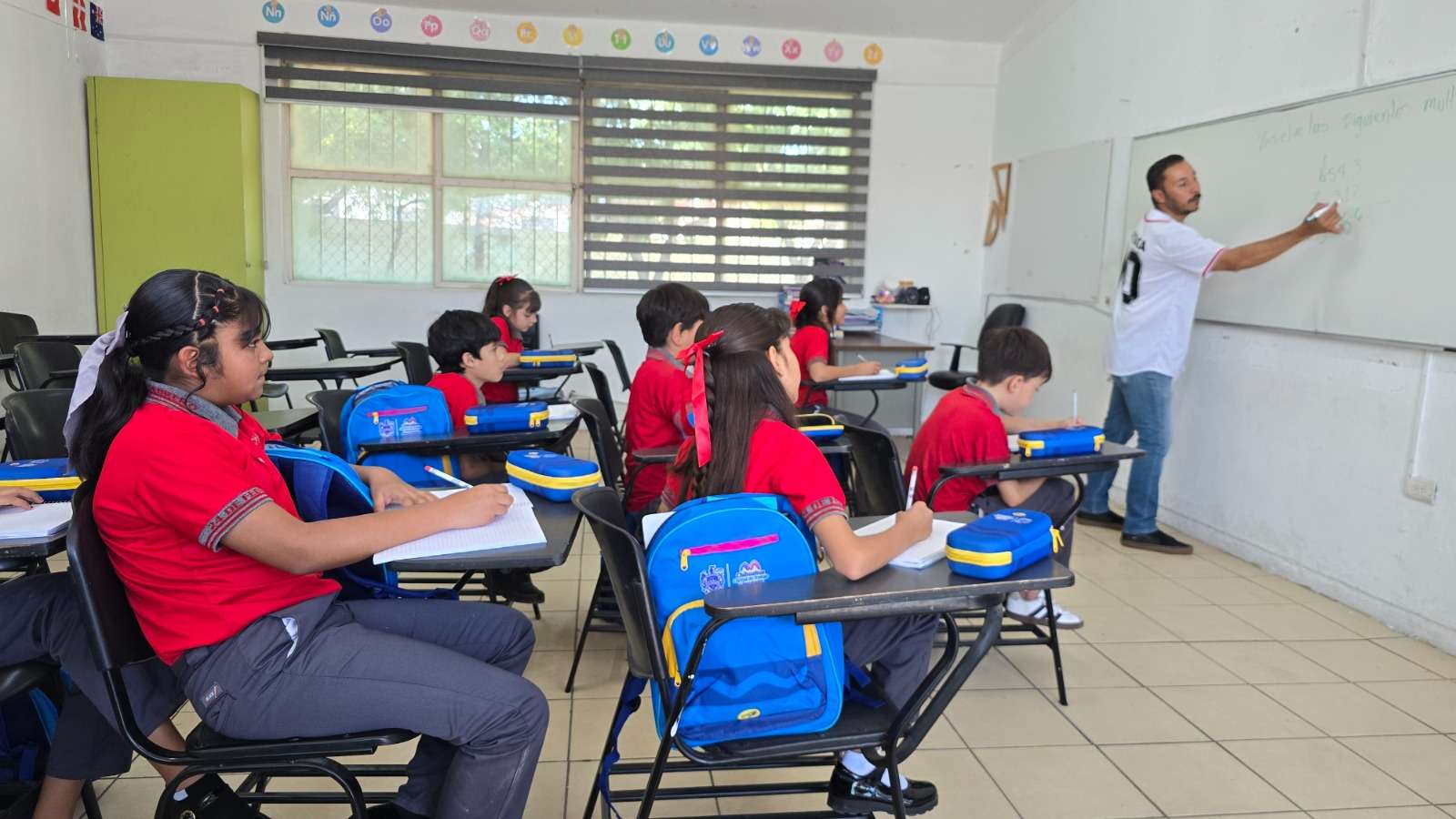 Continúan entrega de Mi Bolsa Escolar en escuelas de la Capital