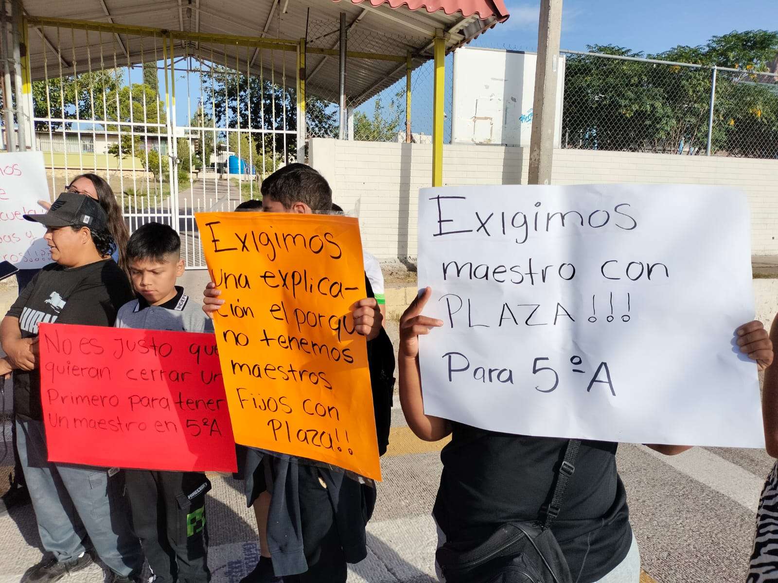Cierran padres la Primaria Independencia por falta de maestros