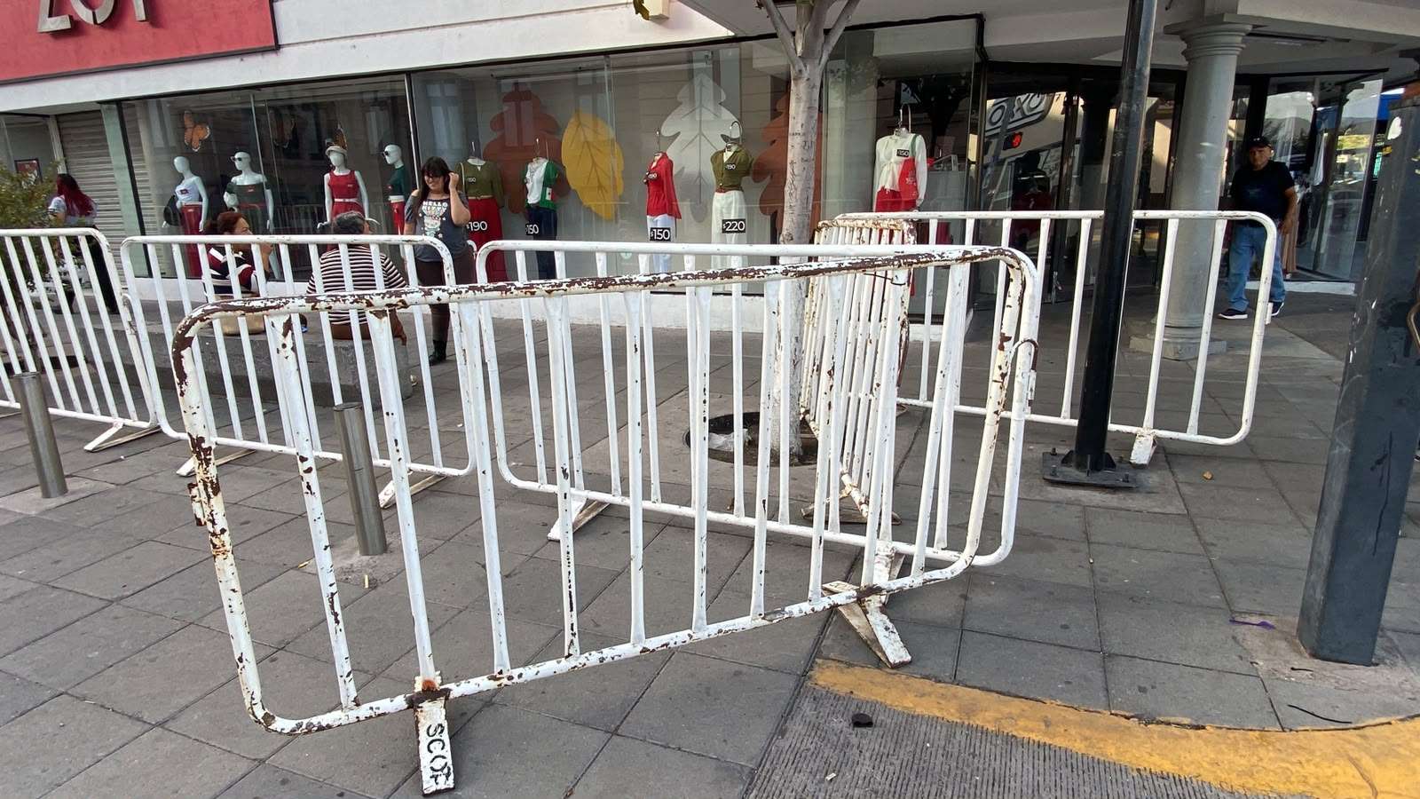 Dejan vallas del Grito en calles del centro; afectan paso peatonal