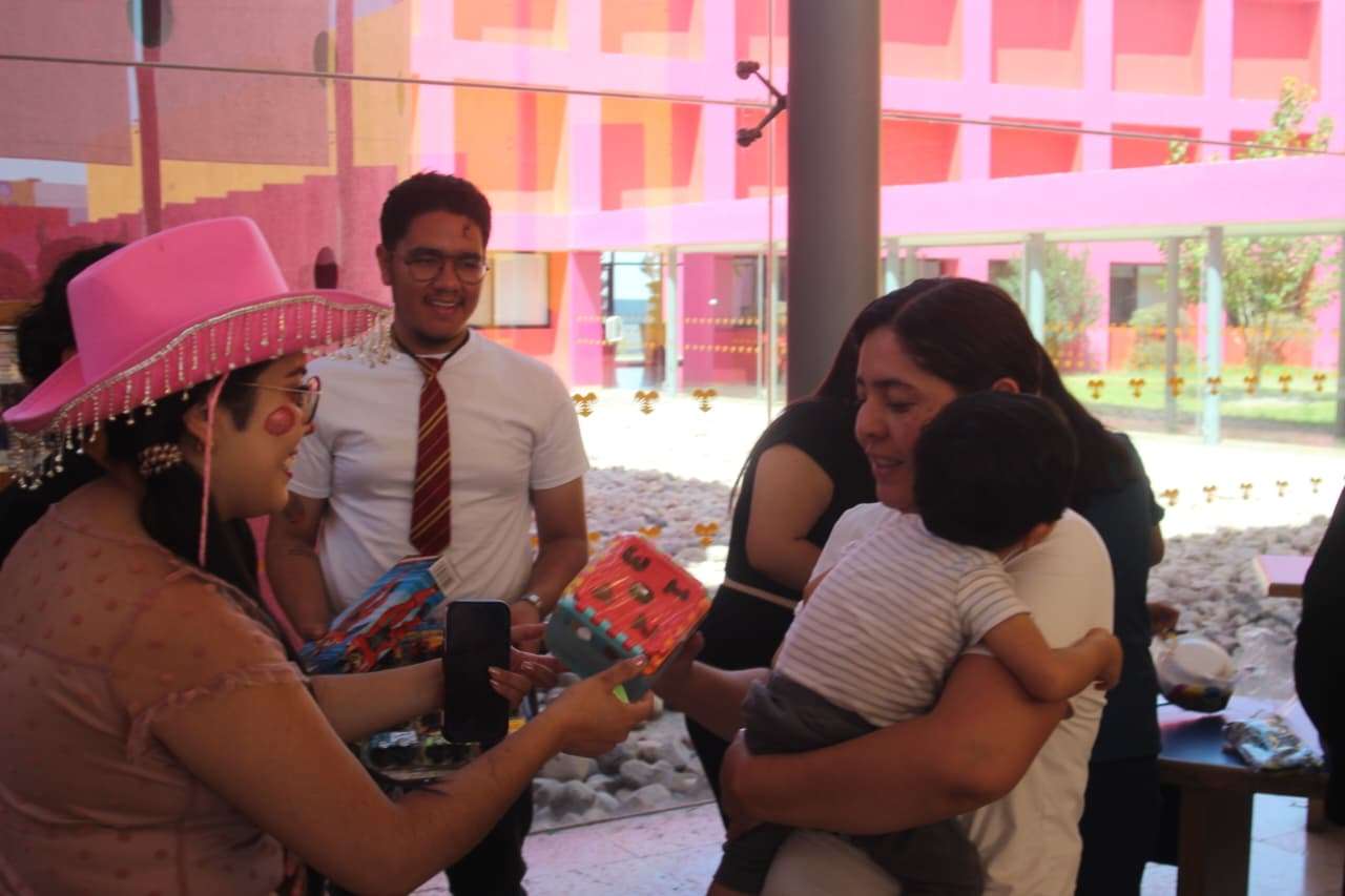 Conviven sociedades de alumnos de la Uach con niños del Crit