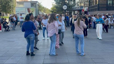 Bailan al ritmo de la música norteña en la Libertad