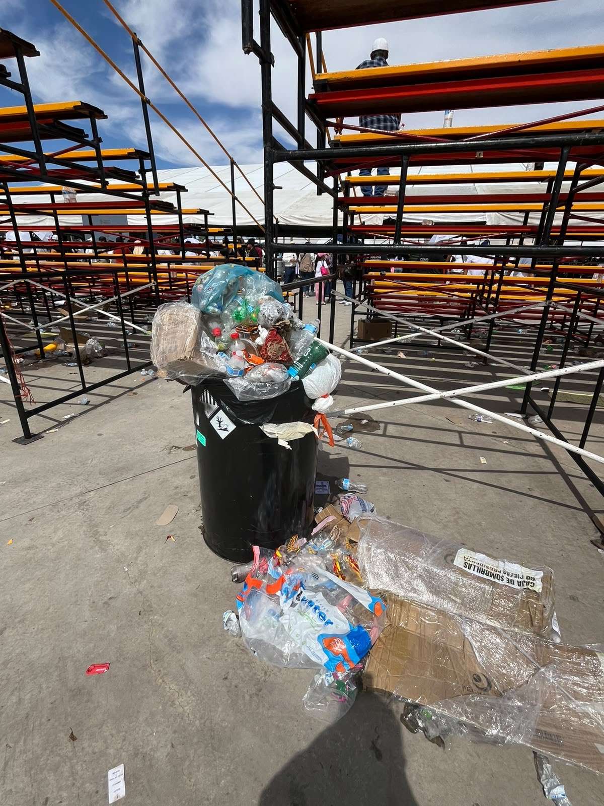 Tras informe de Sheinbaum, la Plaza de la Mexicanidad queda cubierta de basura y desechos