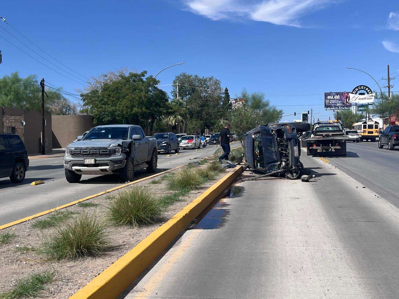 Choque provoca volcadura en la avenida Tecnológico