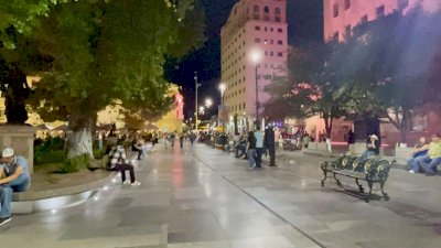 Pasean familias chihuahuenses por la Plaza de Armas