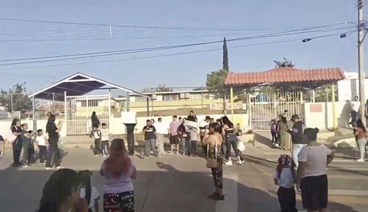 Toman padres de familia escuela, denuncian despido injustificado