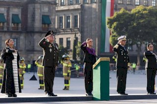 Encabeza Sheinbaum izamiento de bandera a media asta por víctimas de sismos 